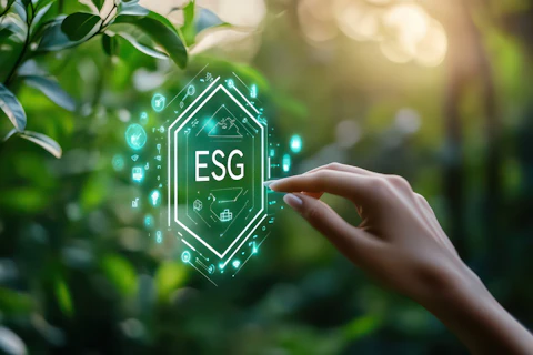 Wyciągnięta kobieca dłoń dotykająca podświetlonego logo SGS z symbolami zrównoważonego rozwoju, na tle roślinności.